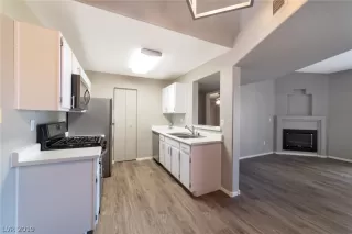 Photo #4: 2142910 Listing