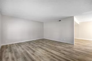 Photo #4: 2144986 Listing