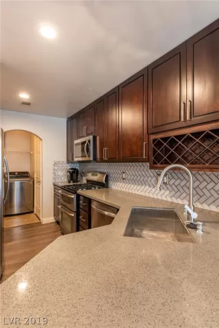 Photo #5: 2145055 Listing 