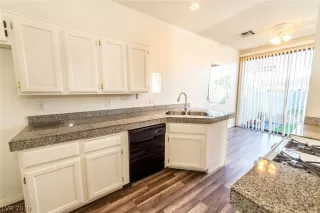 Photo #5: 2147166 Listing