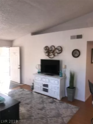 Photo #3: 2148261 Listing