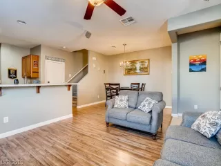 Photo #5: 2150514 Listing