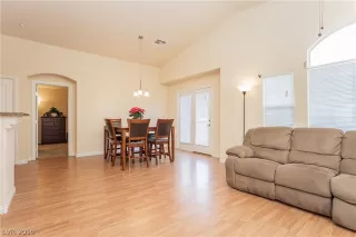 Photo #5: 2153884 Listing