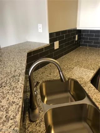 Photo #5: 2155302 Listing