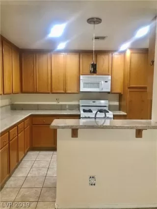 Photo #5: 2156855 Listing