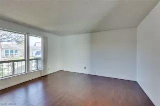 Photo #4: 2160996 Listing