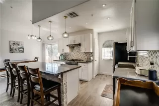 Photo #4: 2164264 Listing