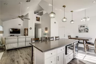 Photo #5: 2164264 Listing