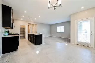 Photo #4: 2164574 Listing