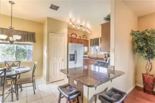 Photo #4: 2164803 Listing