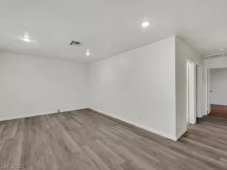Photo #4: 2165663 Listing