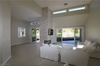 Photo #5: 2165671 Listing