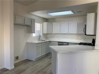 Photo #5: 2165757 Listing