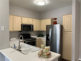 Photo #5: 2166680 Listing