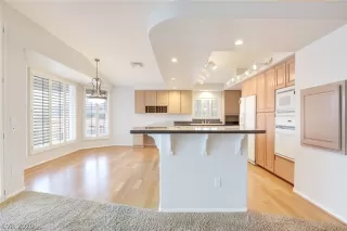 Photo #5: 2167271 Listing