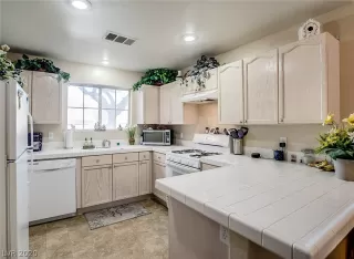 Photo #5: 2170045 Listing