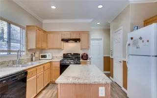 Photo #5: 2174383 Listing