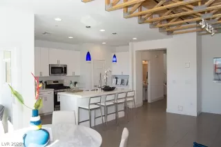 Photo #4: 2175413 Listing