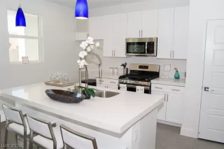 Photo #5: 2175413 Listing