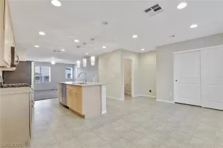 Photo #3: 2180905 Listing