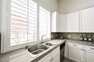Photo #5: 2181307 Listing