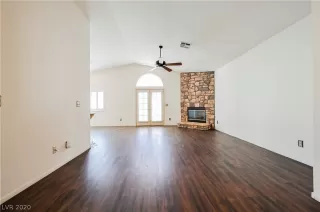 Photo #4: 2186296 Listing