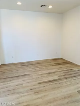 Photo #5: 2187309 Listing