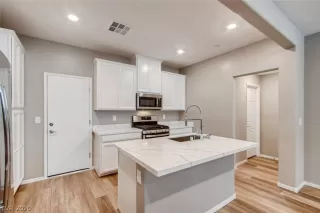 Photo #4: 2187597 Listing