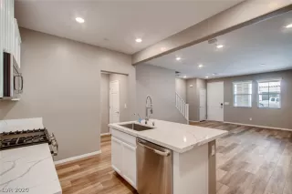 Photo #5: 2187597 Listing