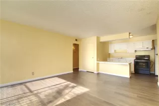 Photo #4: 2189422 Listing