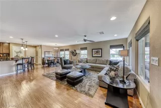 Photo #4: 2189454 Listing