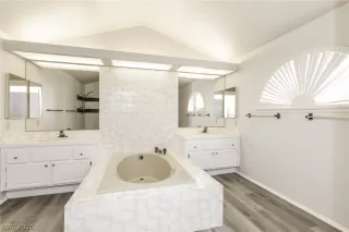 Photo #3: 2189565 Listing