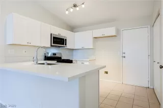 Photo #5: 2189588 Listing 