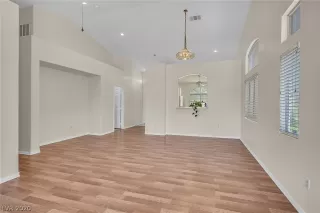 Photo #5: 2194835 Listing