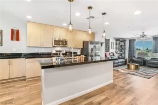 Photo #5: 2195957 Listing