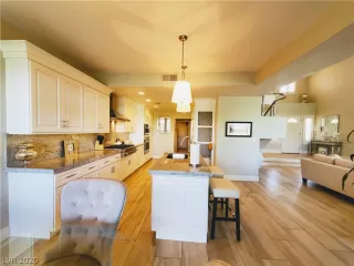 Photo #5: 2196301 Listing