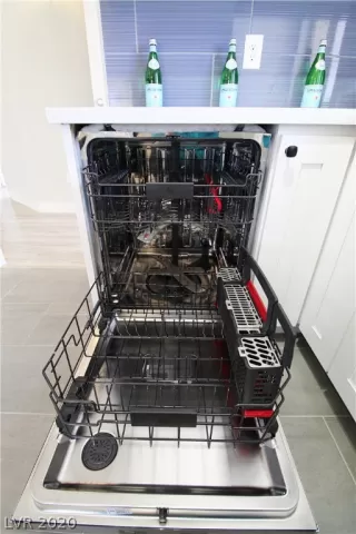 Photo #5: 2197881 Listing 