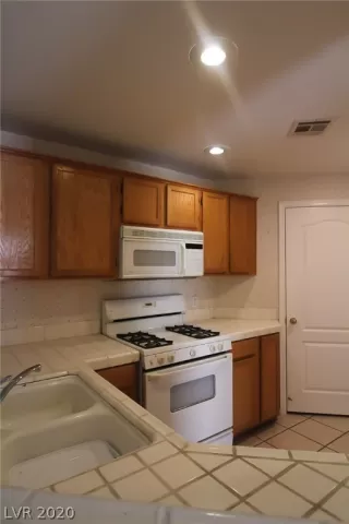 Photo #5: 2200383 Listing