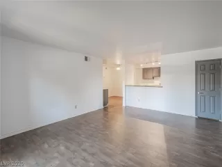 Photo #5: 2200759 Listing