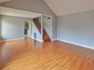 Photo #5: 2201894 Listing