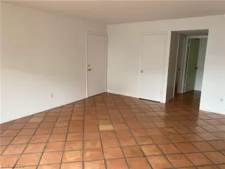 Photo #5: 2202041 Listing