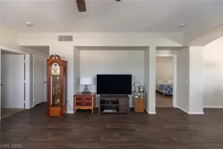 Photo #5: 2202527 Listing