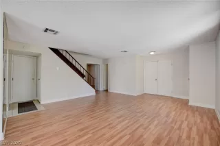 Photo #5: 2202912 Listing 