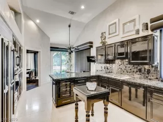 Photo #3: 2202931 Listing 