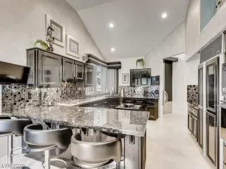 Photo #4: 2202931 Listing 