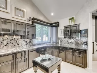 Photo #5: 2202931 Listing 