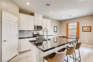 Photo #5: 2203452 Listing