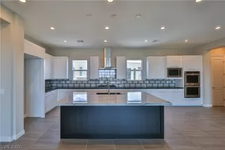 Photo #1: 2203739 Listing