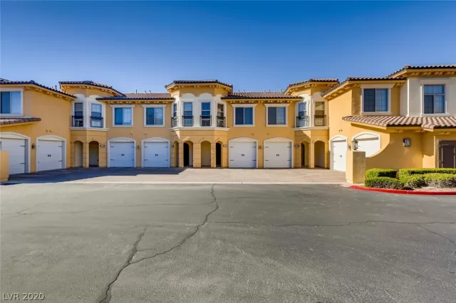 MLS: 2203782 Condo For Sale