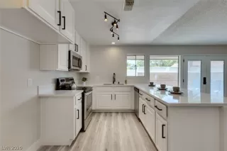 Photo #1: 2203839 Listing